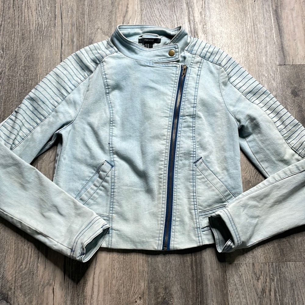 Forever 21 Asymmetrical Zip Up Light Wash Denim Jean Moto Jacket, size medium